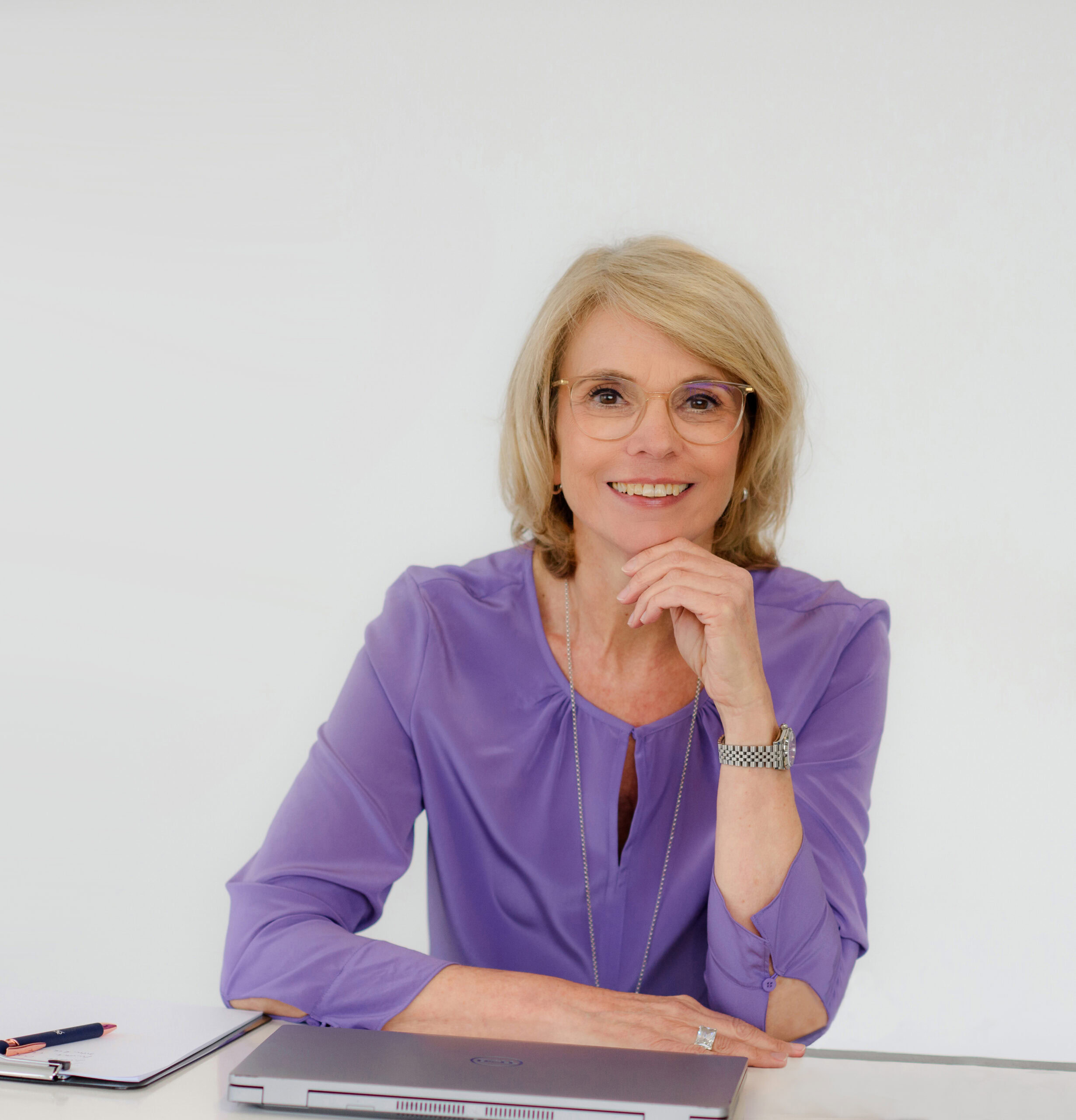 verena-schiffer-personalberatung-vermittlung-jobs-deutschland-mobile Verena Schiffer Personalberatung und Vermittlung von Assistenz-Jobs Deutschland sitzend am Laptop, freundliches lächeln