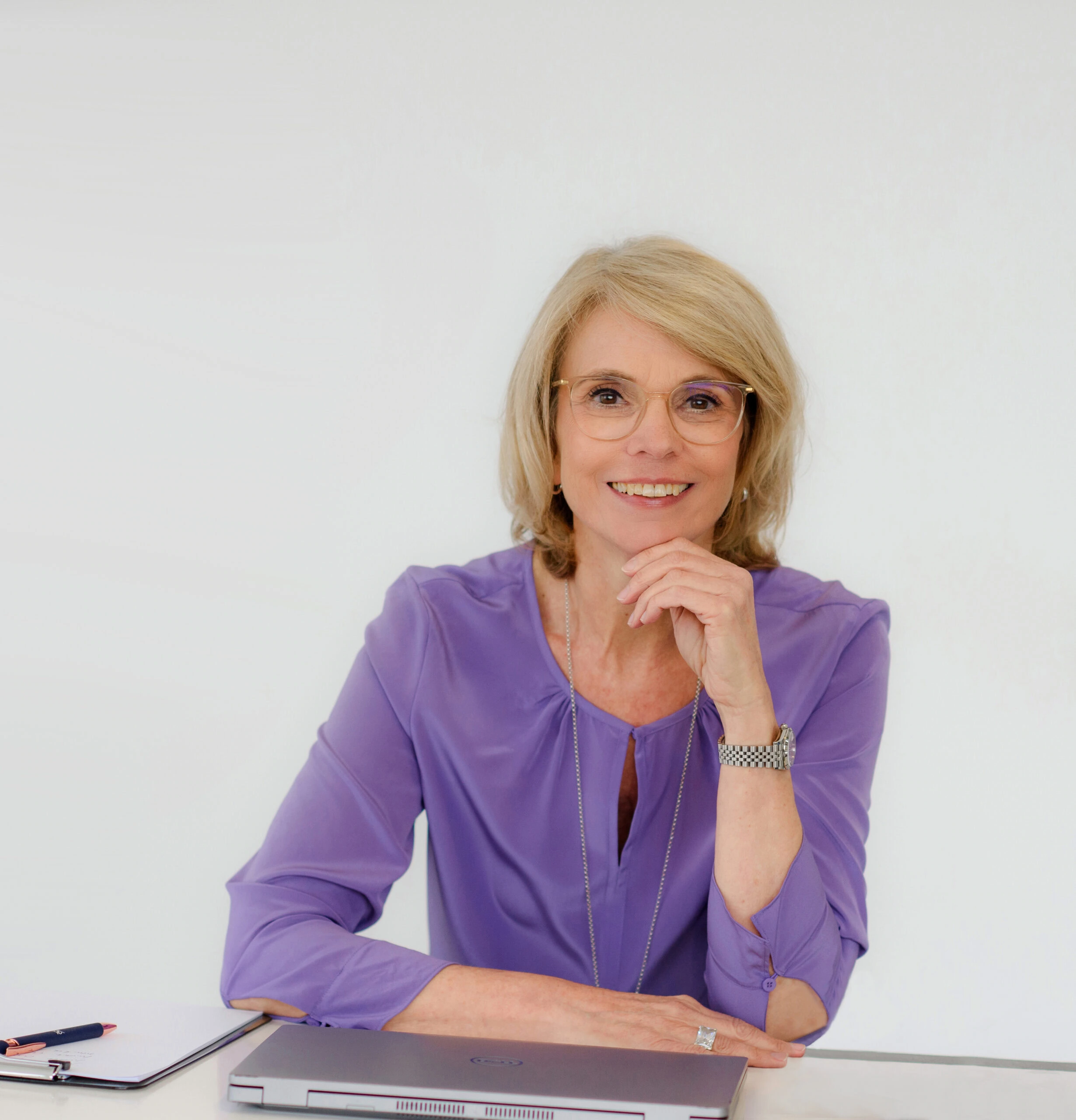 verena-schiffer-personalberatung-vermittlung-jobs-deutschland-mobile Verena Schiffer Personalberatung und Vermittlung von Assistenz-Jobs Deutschland sitzend am Laptop, freundliches lächeln