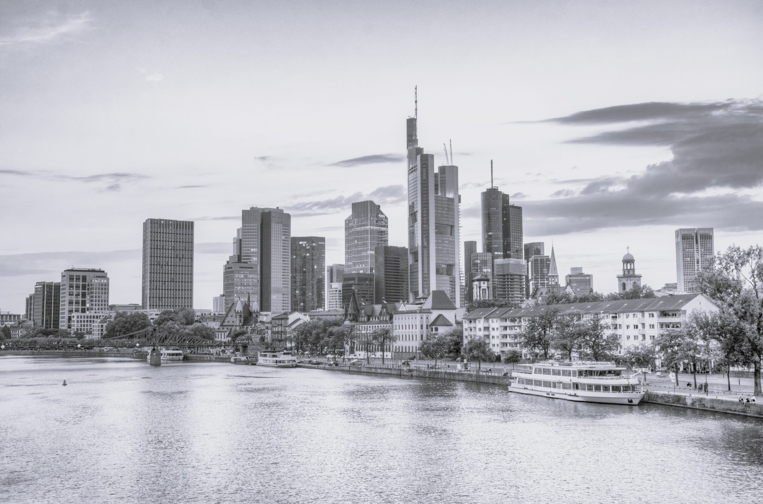 Frankfurter Skyline mit Mainblick – Position Vorstandsassistenz / Personal Assistant (m/w/d) CFO in internationalem Technologieunternehmen